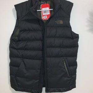 NWT!!! NorthFace Men’s black puffer vest size M